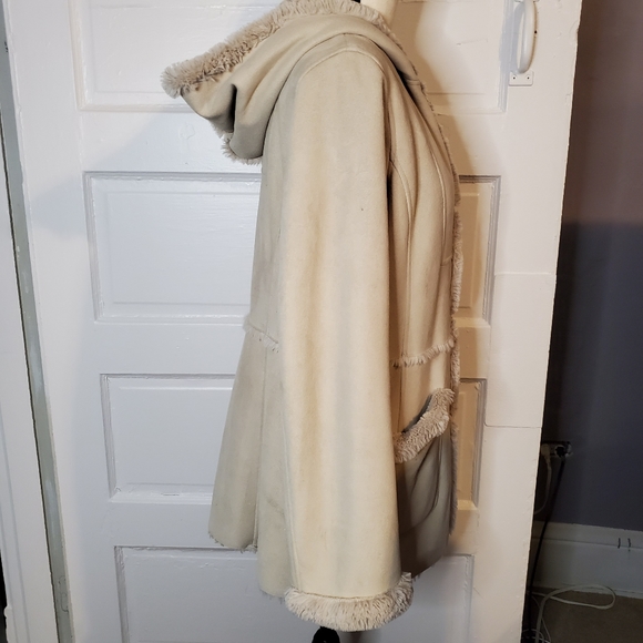 Jones New York Small Suade & Faux Fur Coat. - Picture 10 of 13